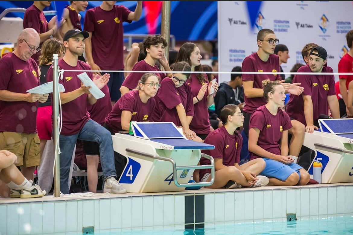 Jeunes nageuses et nageurs de Neptune Natation célébrant sur le bord de la piscine